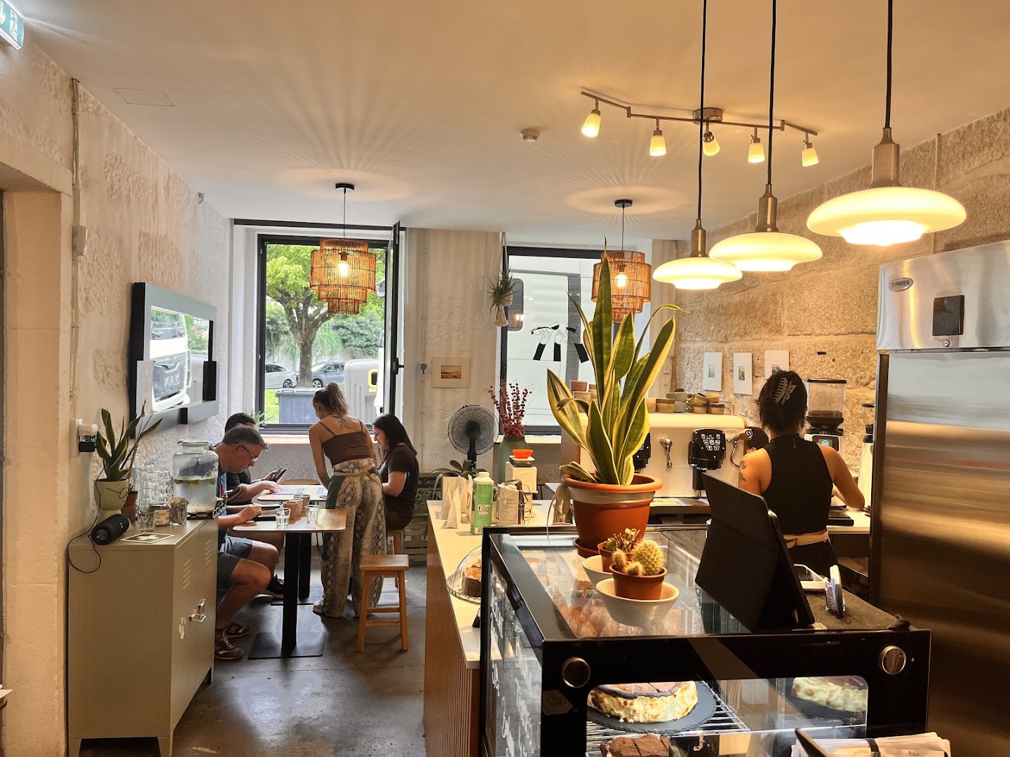 Baco Coffee Lab: inviting atmosphere and clear interior