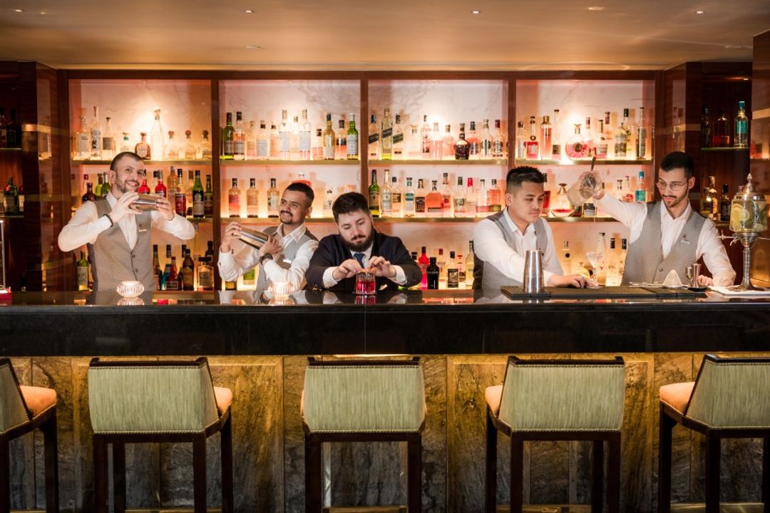 Bar Américain: professional photo of bar staff