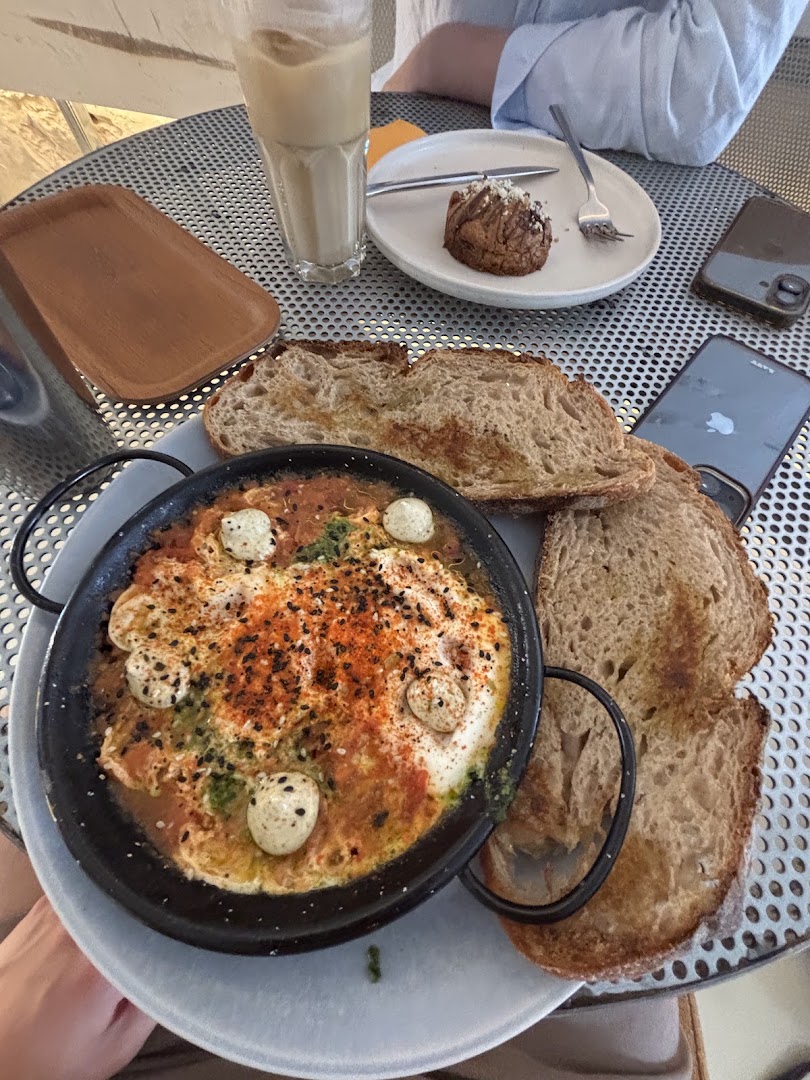 Comum: appetizing food photo at venue
