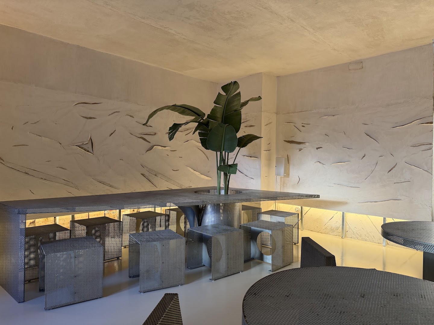 Comum: clear, professional interior shot
