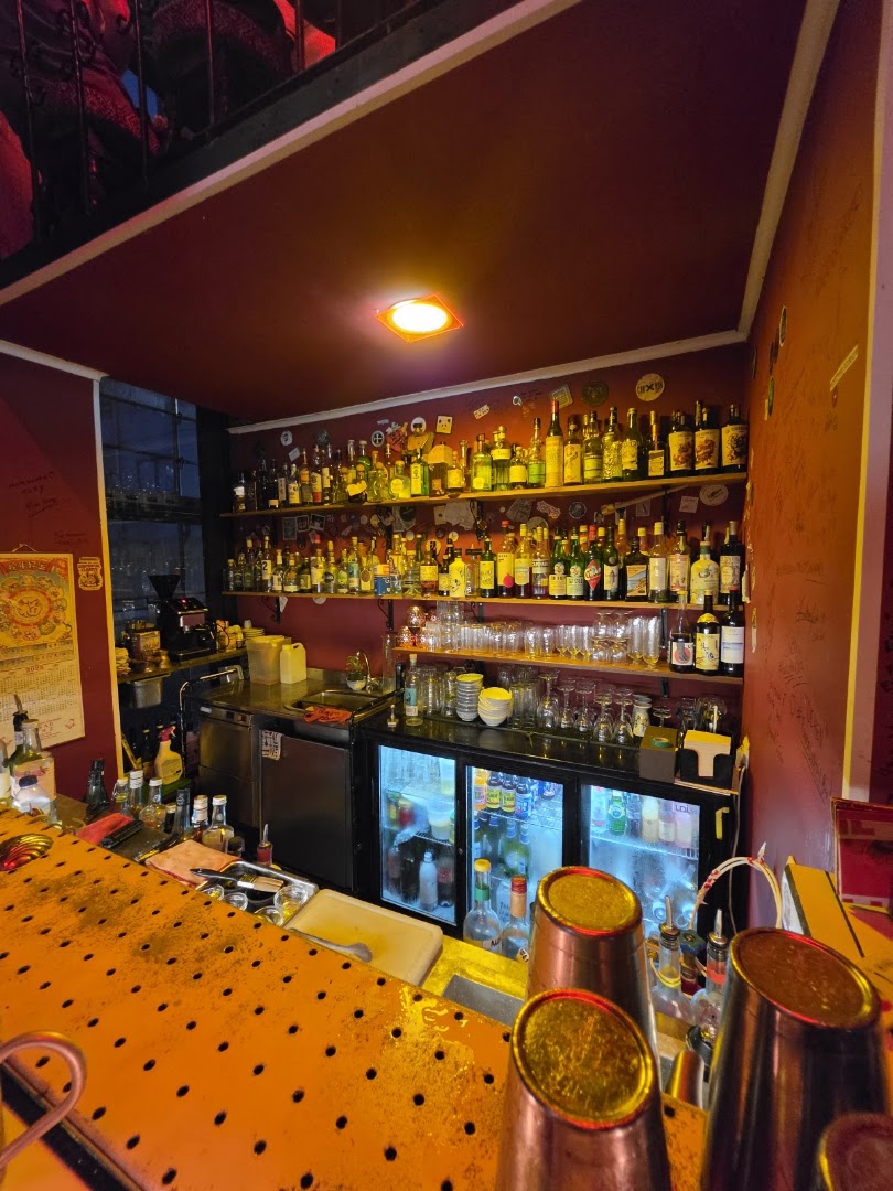 Frágil: clear view of bar atmosphere