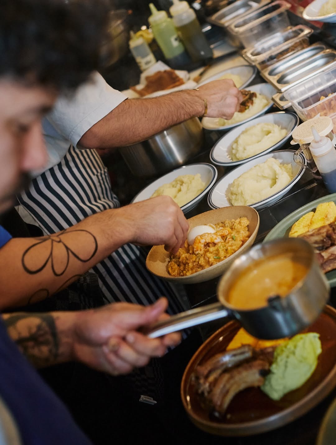 NAVE Food & Drinks: professional kitchen action shot