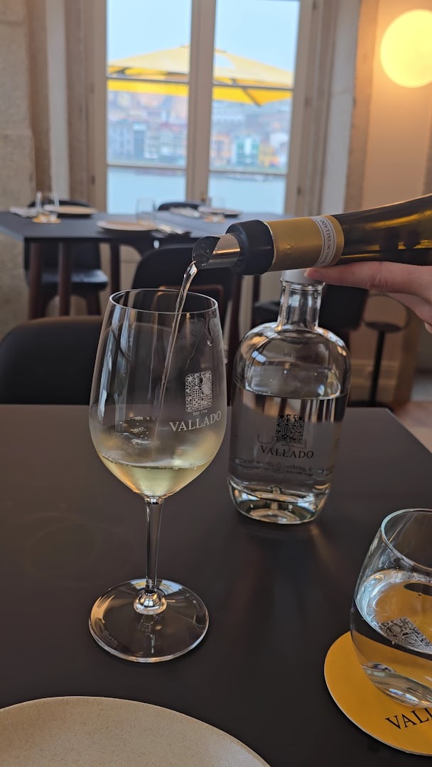 Poente by Vallado: high quality shot of wine