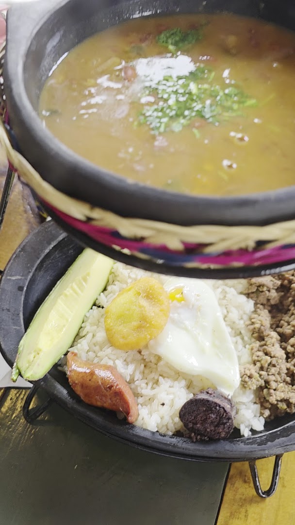 Nikol's Paradise Bar & Restaurant: appetizing photo of restaurant food