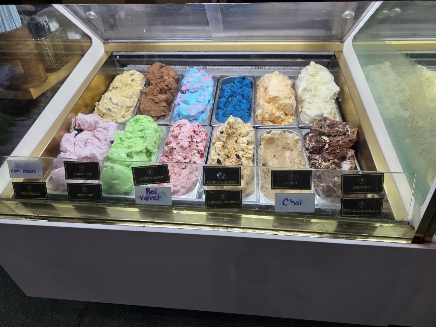 The Gold Ice Cream Ponce: clear display of ice cream