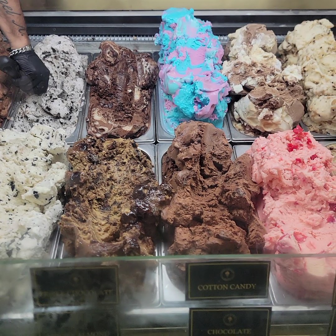 The Gold Ice Cream Ponce: appetizing display of ice cream