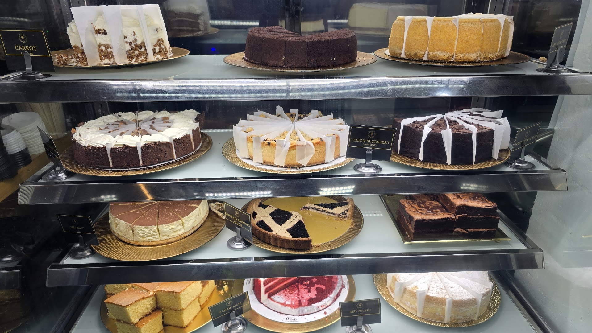 The Gold Ice Cream Ponce: appetizing display of fresh cakes