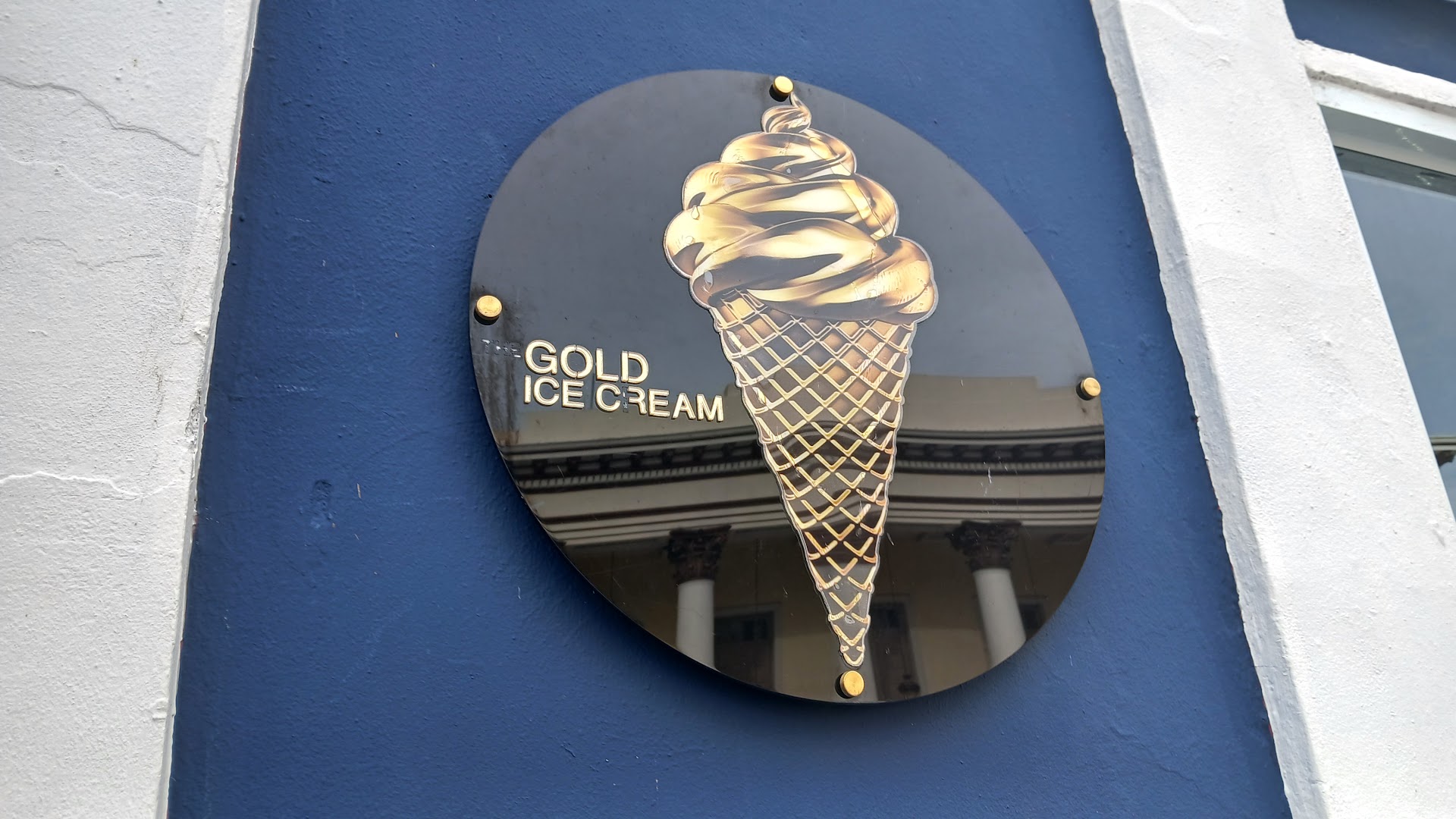 The Gold Ice Cream Ponce: clear signage of the venue