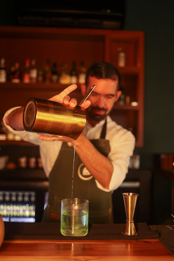 Colmena Bar: professional photo of bartender working