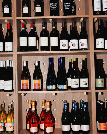 Materia Prima: clear, professional wine display photo