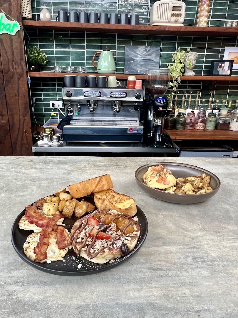 Cundeamor Café y Restaurante: appetizing food in restaurant setting