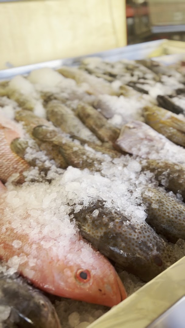 Danat Al Bahar BBQ Fish: fresh fish display is appetizing