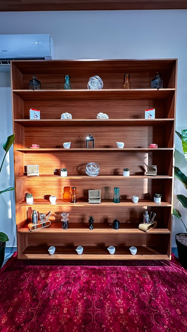 Even Specialty Coffee: attractive interior display and decor