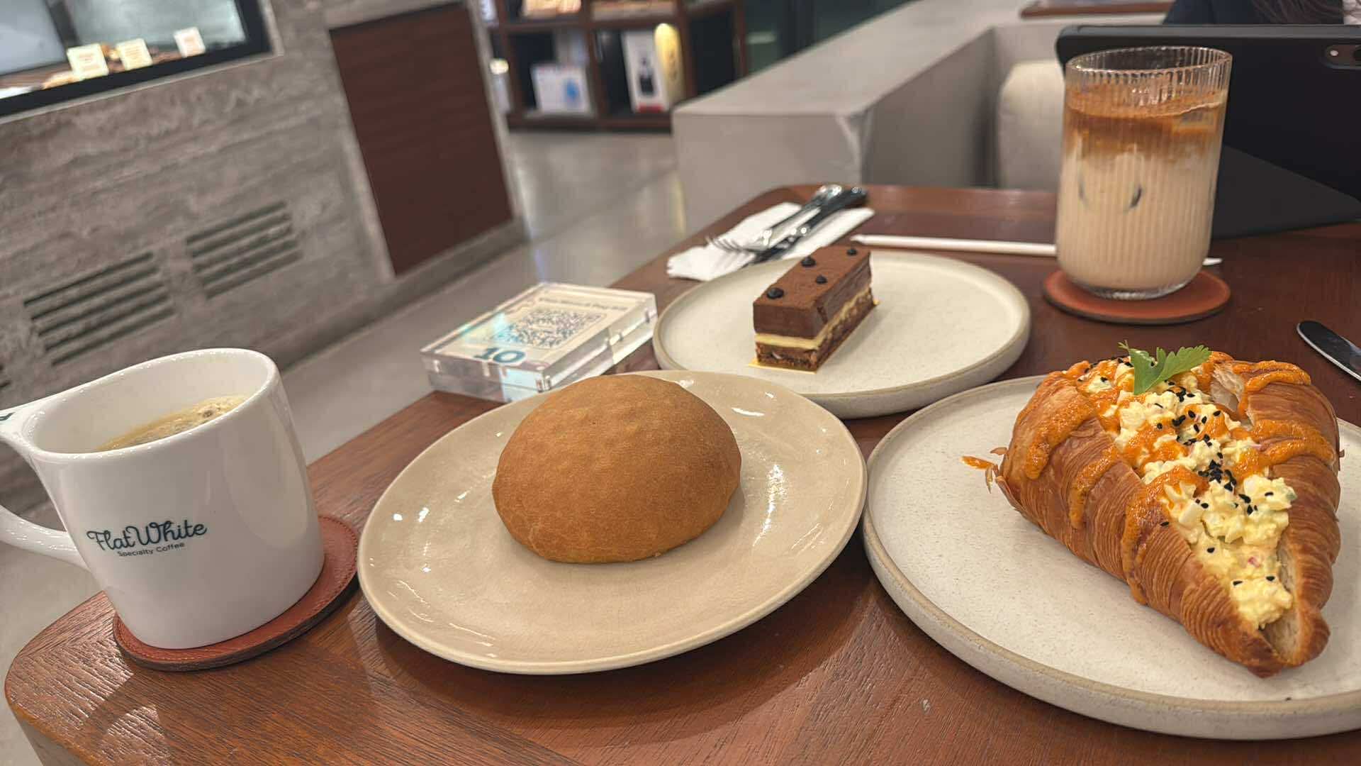Flat White Ritual: appetizing food and drink presentation