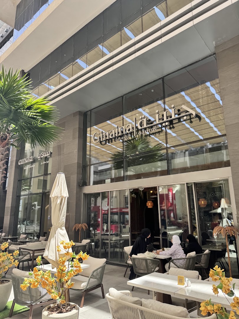 Ginaina Gourmet: clear, inviting exterior dining area