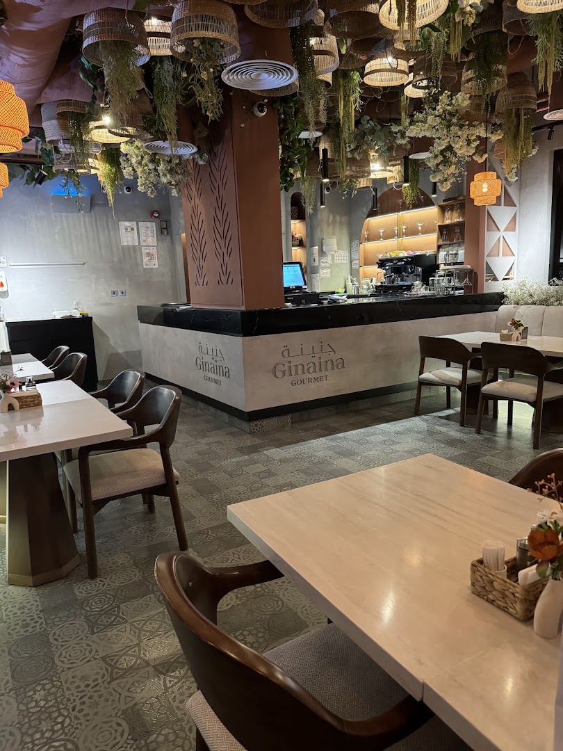 Ginaina Gourmet: inviting and professional interior shot