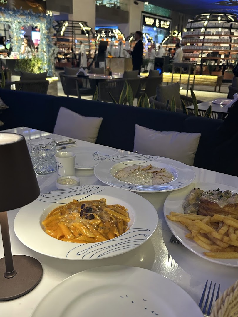 Le Bleu: appetizing food in restaurant setting