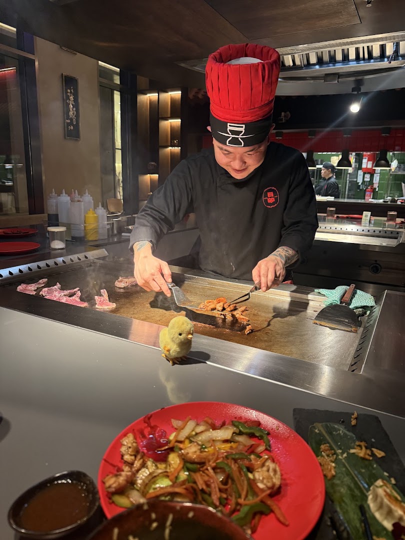 Tsukiyume: professional chef cooking at station