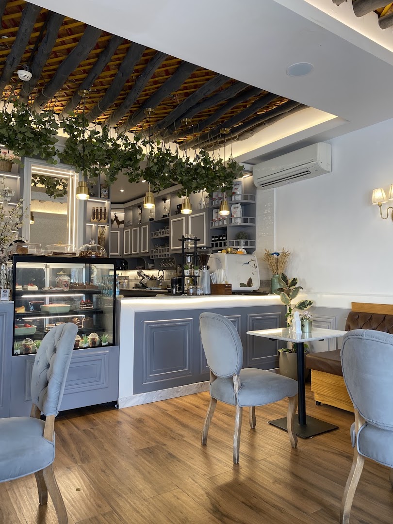 83 Café: attractive, professional interior shot
