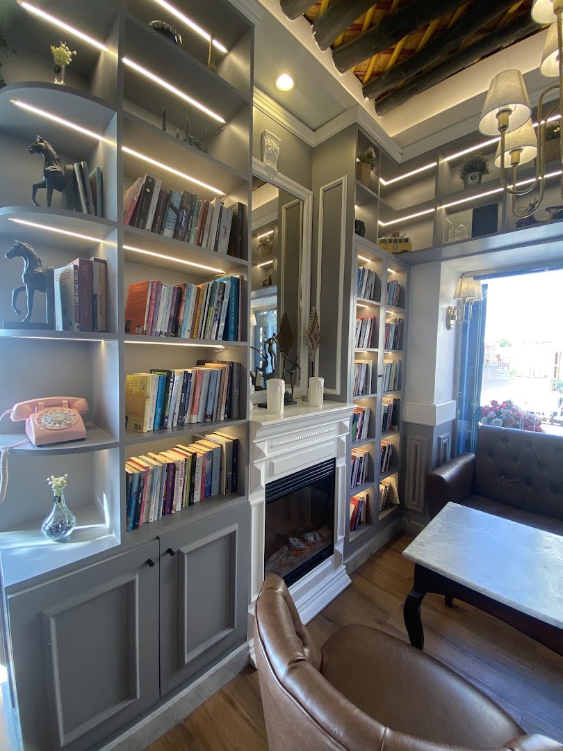 83 Café: attractive and professional interior shot