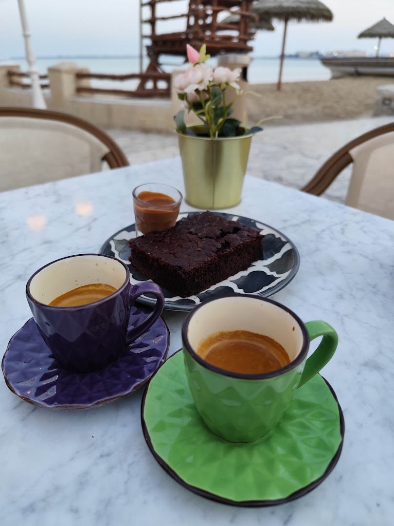 83 Café: appealing food and drink presentation