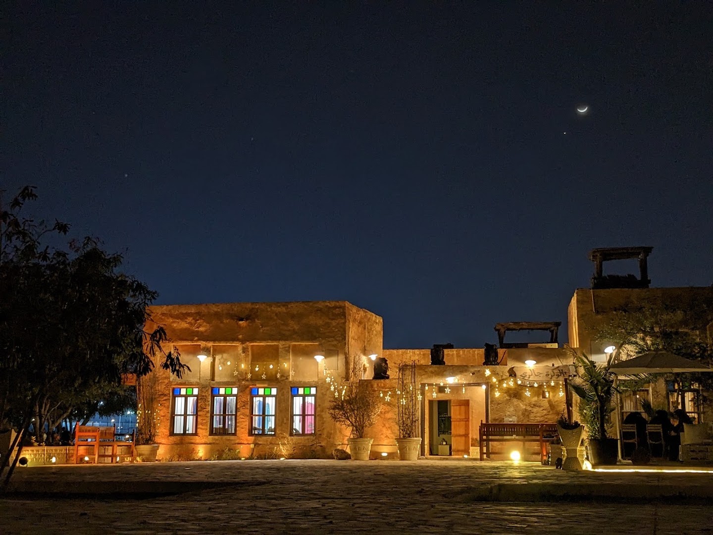 Al Wakra Gallery: beautiful night shot of venue
