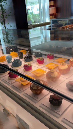 Millie's Cake Shop: clear display of shop products