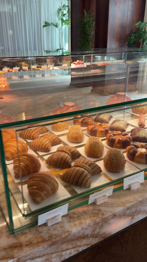 Millie's Cake Shop: appetizing display of fresh pastries