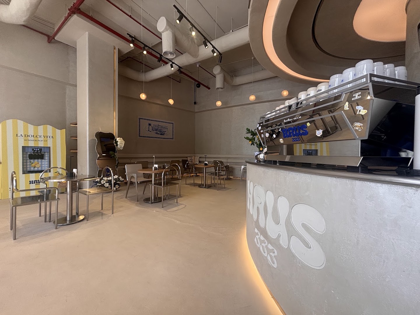 Haus 333: clear, professional interior shot