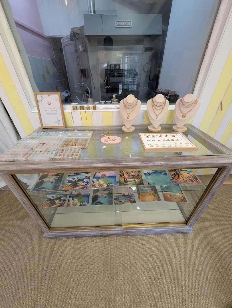 Sunday Studio: clear display of shop products
