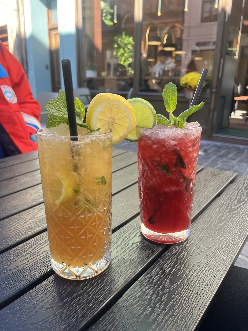 Egg and Smash House: appetizing, high-quality drink photography