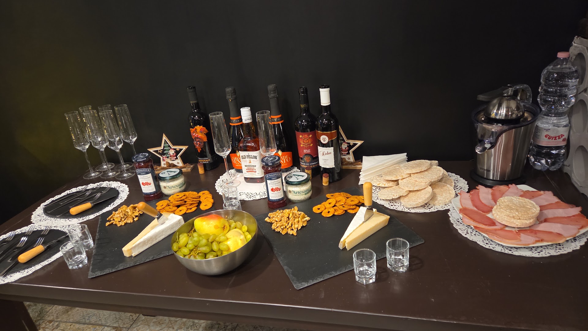 Weiss 24: appetizing display of food and drinks