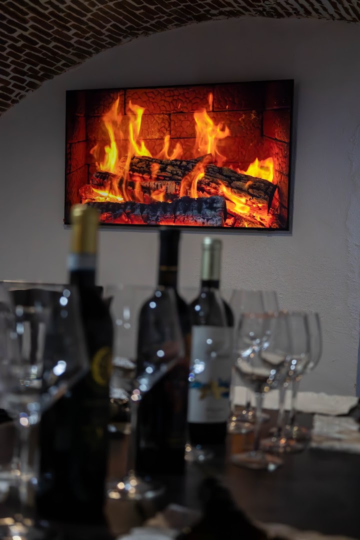 Weiss 24: cozy atmosphere with wine glasses