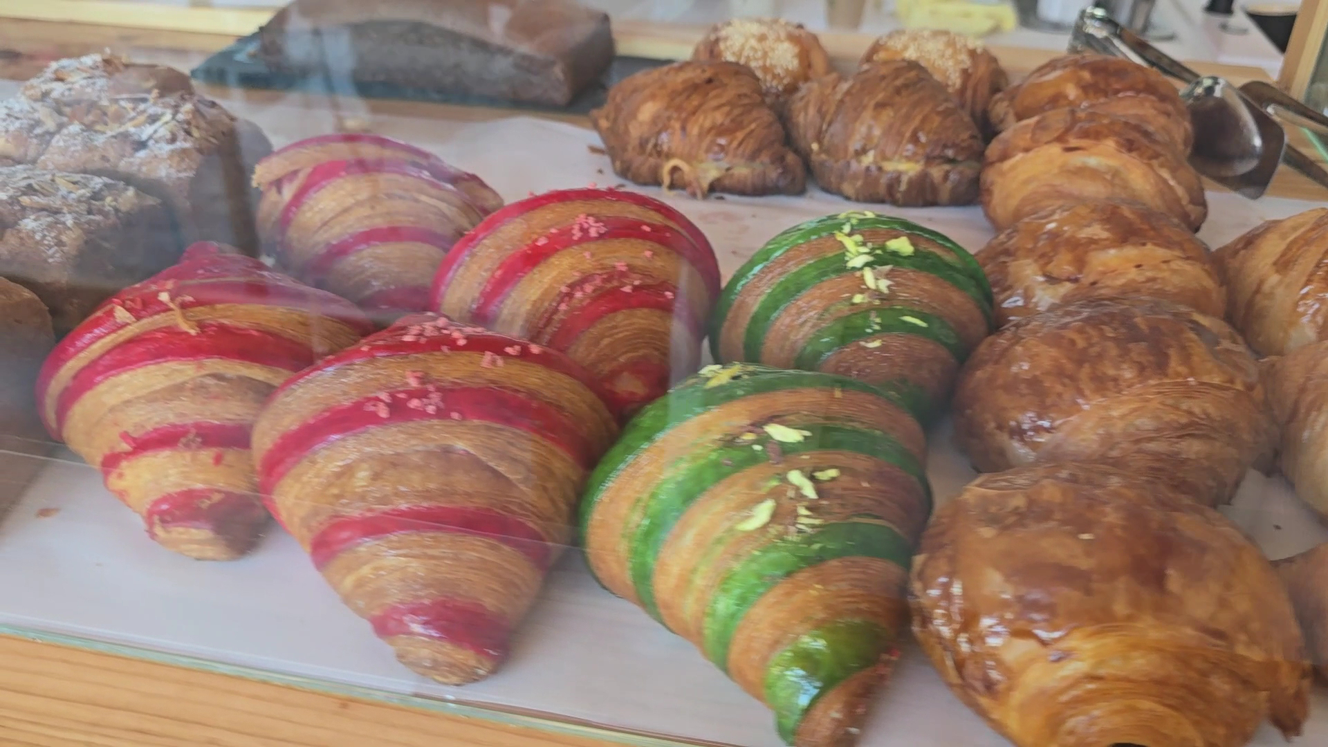 Almond Cafe: appetizing display of fresh pastries