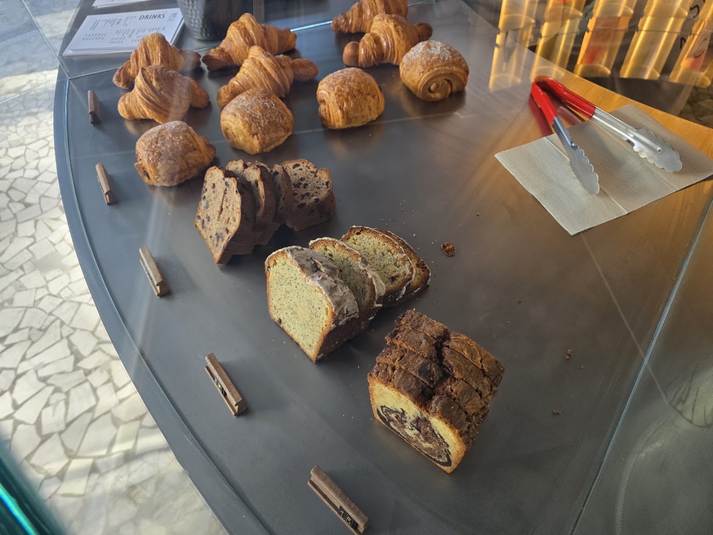 BÜFFÈ.35: appetizing display of fresh pastries