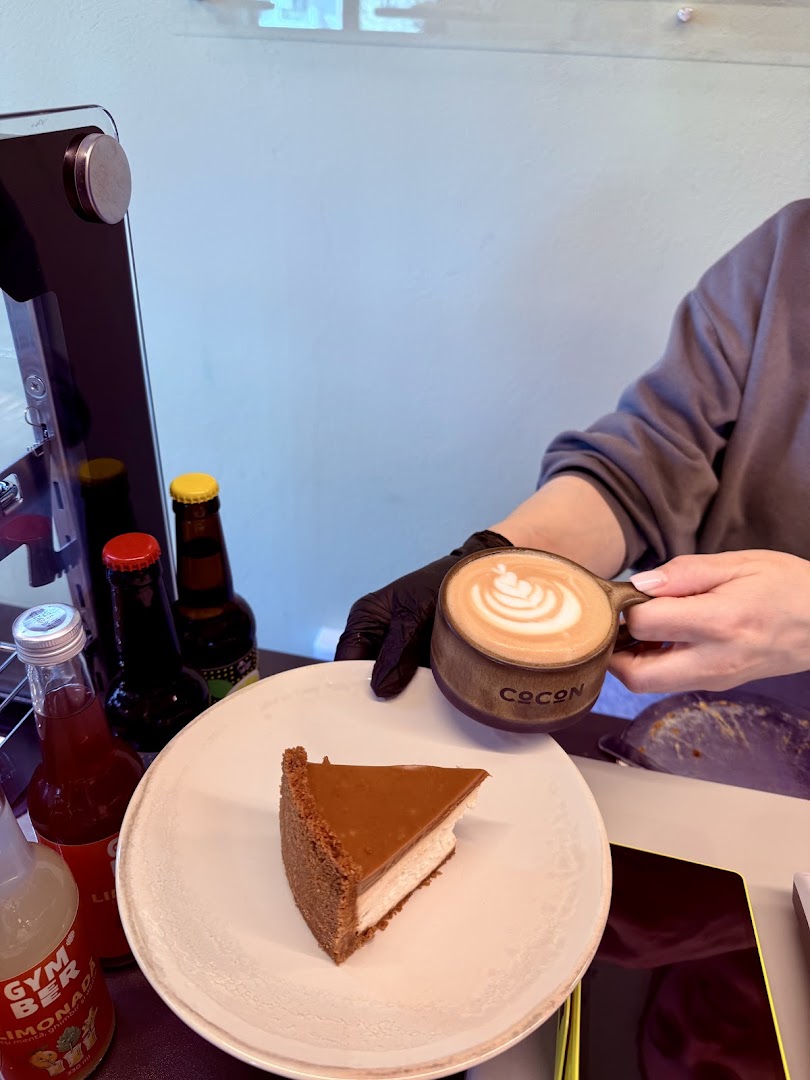 Cocon Specialty Coffee: appetizing coffee and cake presentation