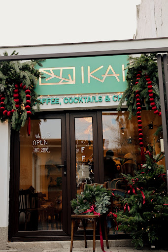 iKai: attractive storefront with festive decor