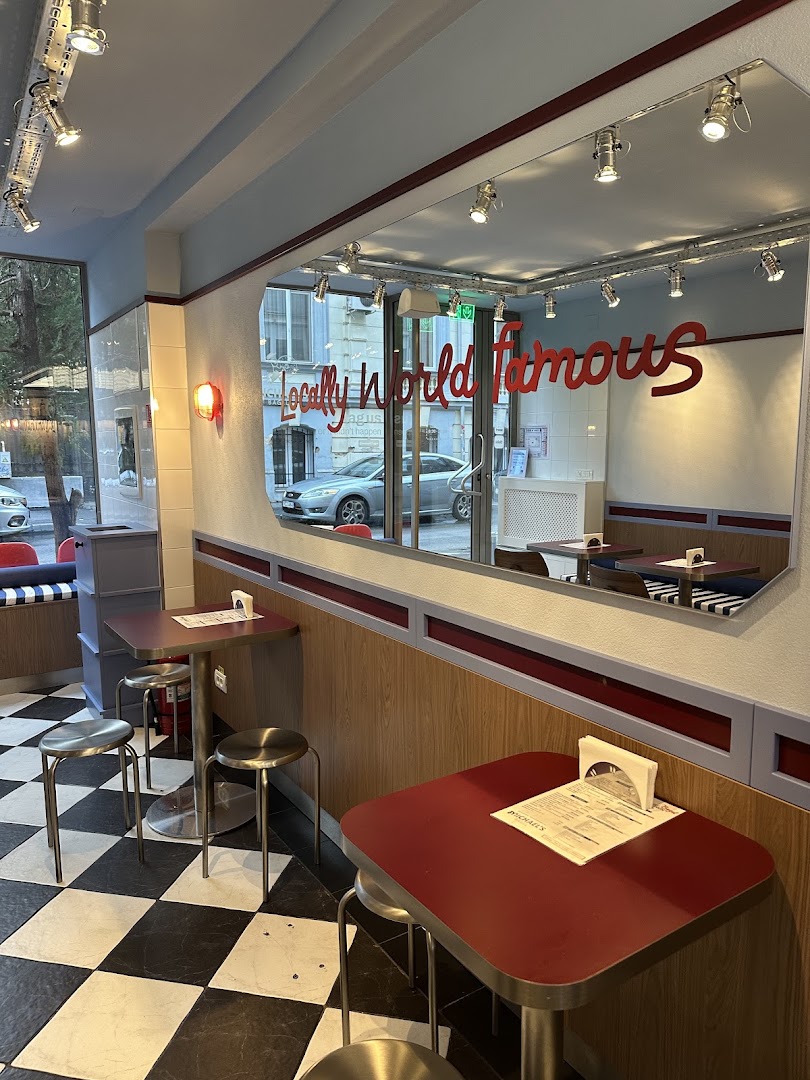 Michael's Bagel: clean, inviting interior atmosphere
