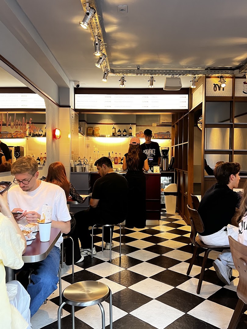 Michael's Bagel: inviting atmosphere and clear interior