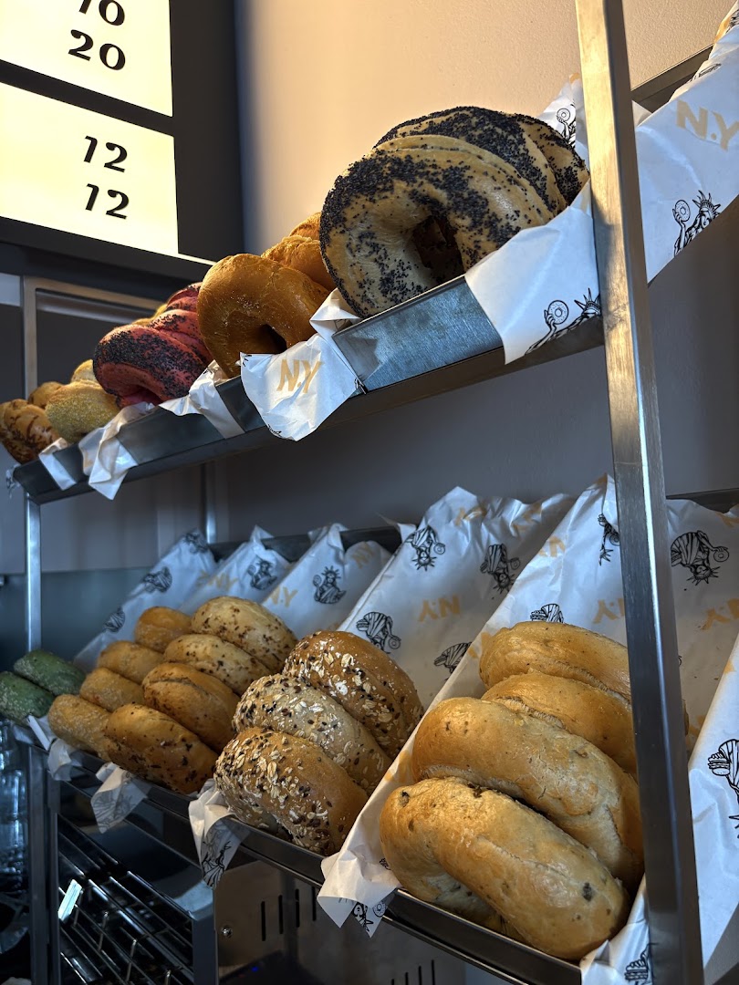 NY Bagels & Burgers: appetizing display of fresh bagels