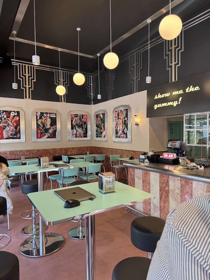 NY Bagels & Burgers: clear, inviting interior restaurant shot