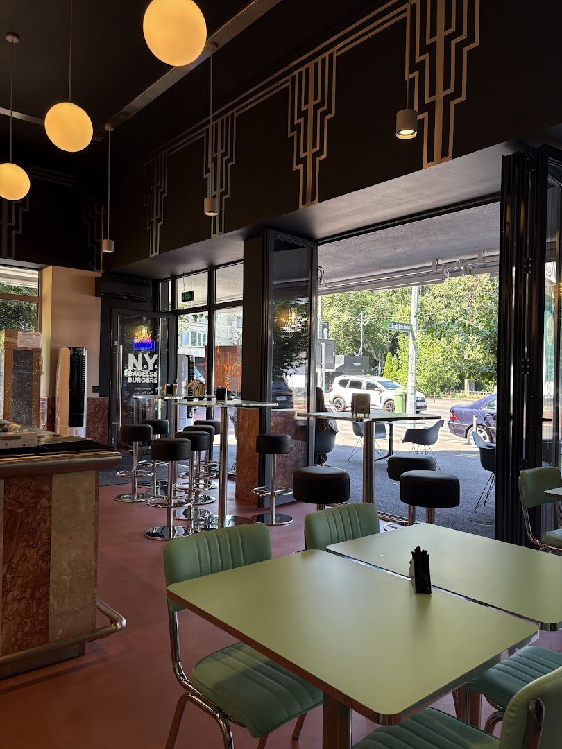 NY Bagels & Burgers: inviting interior with clear atmosphere