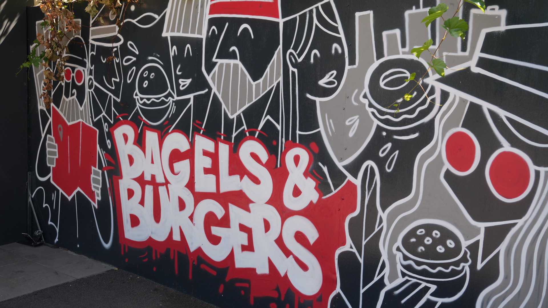 NY Bagels & Burgers: attractive mural representing the venue