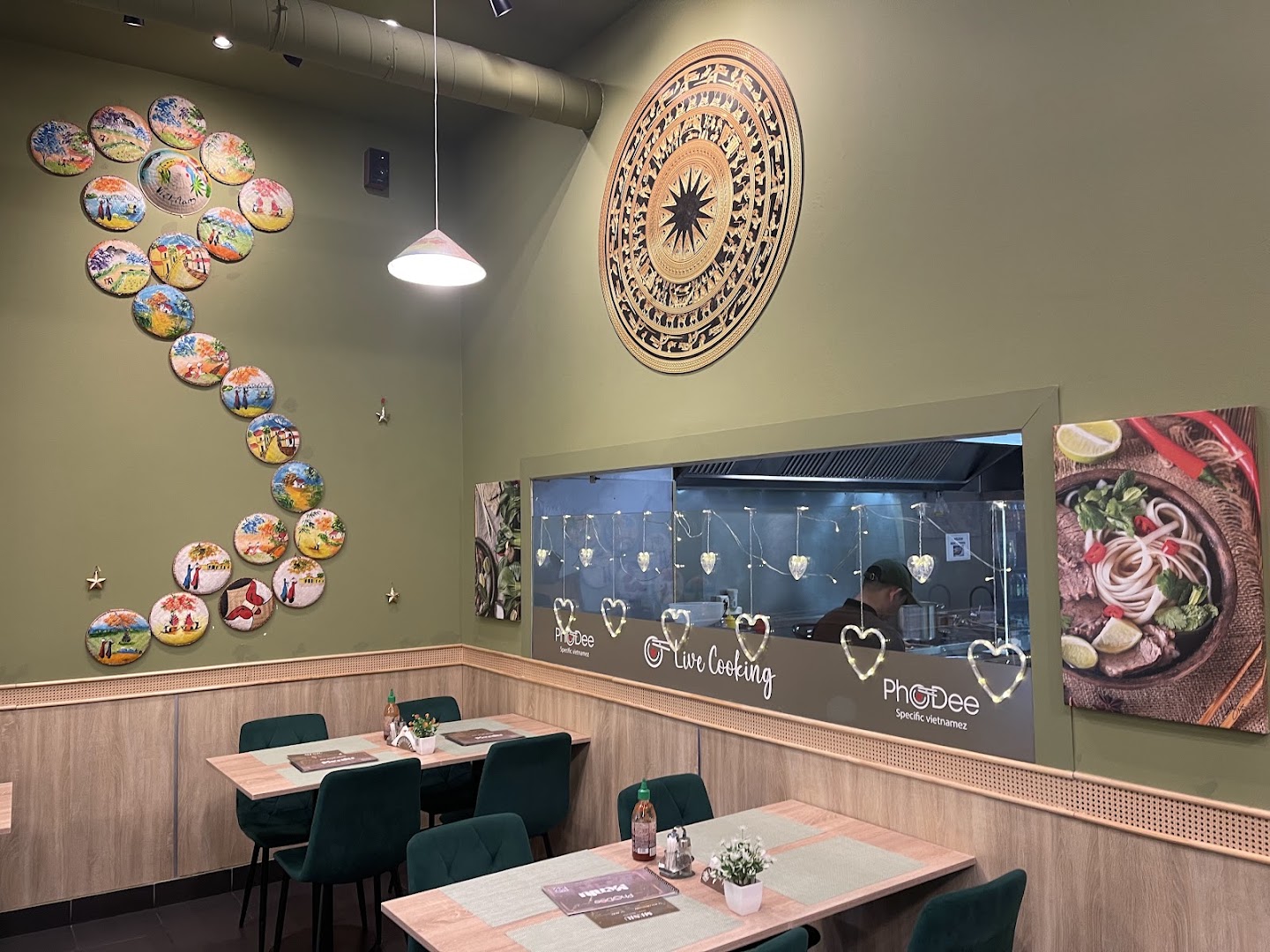Pho Dee: clear, inviting restaurant interior shot
