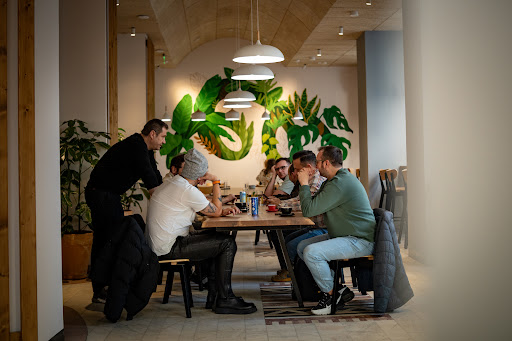 Picnic Sandwich Atelier: inviting atmosphere with happy customers