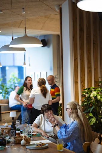 Picnic Sandwich Atelier: inviting atmosphere with happy customers