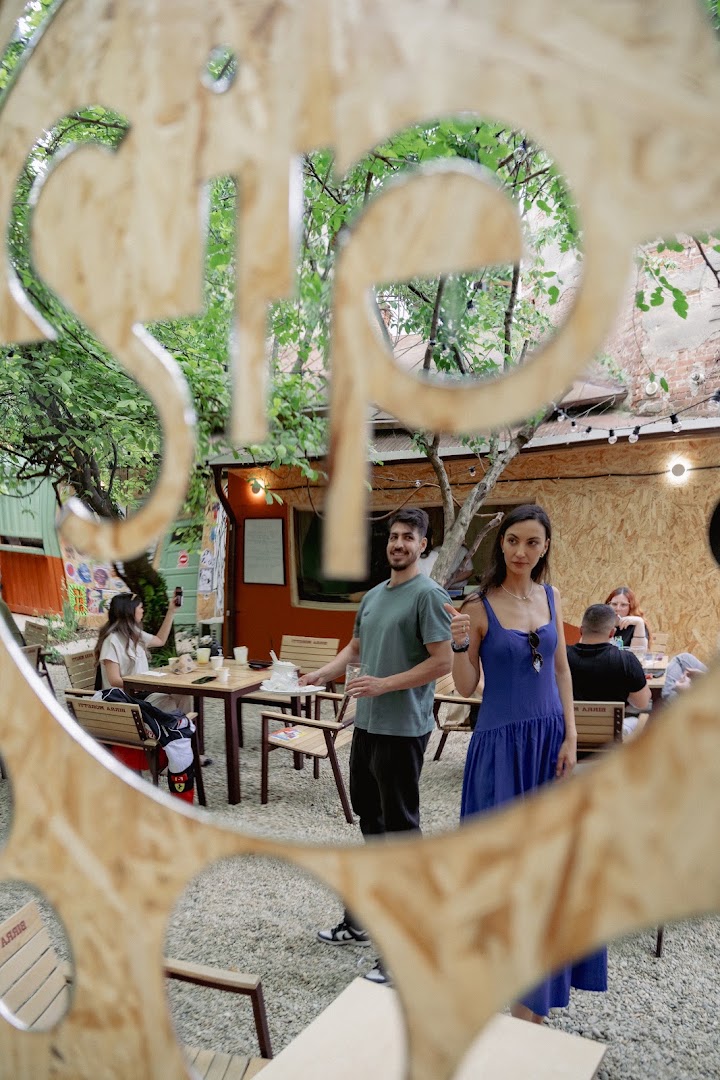 Sip Pop Up Garden: venue atmosphere and guests