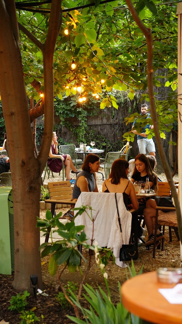 Sip Pop Up Garden: inviting atmosphere with happy guests