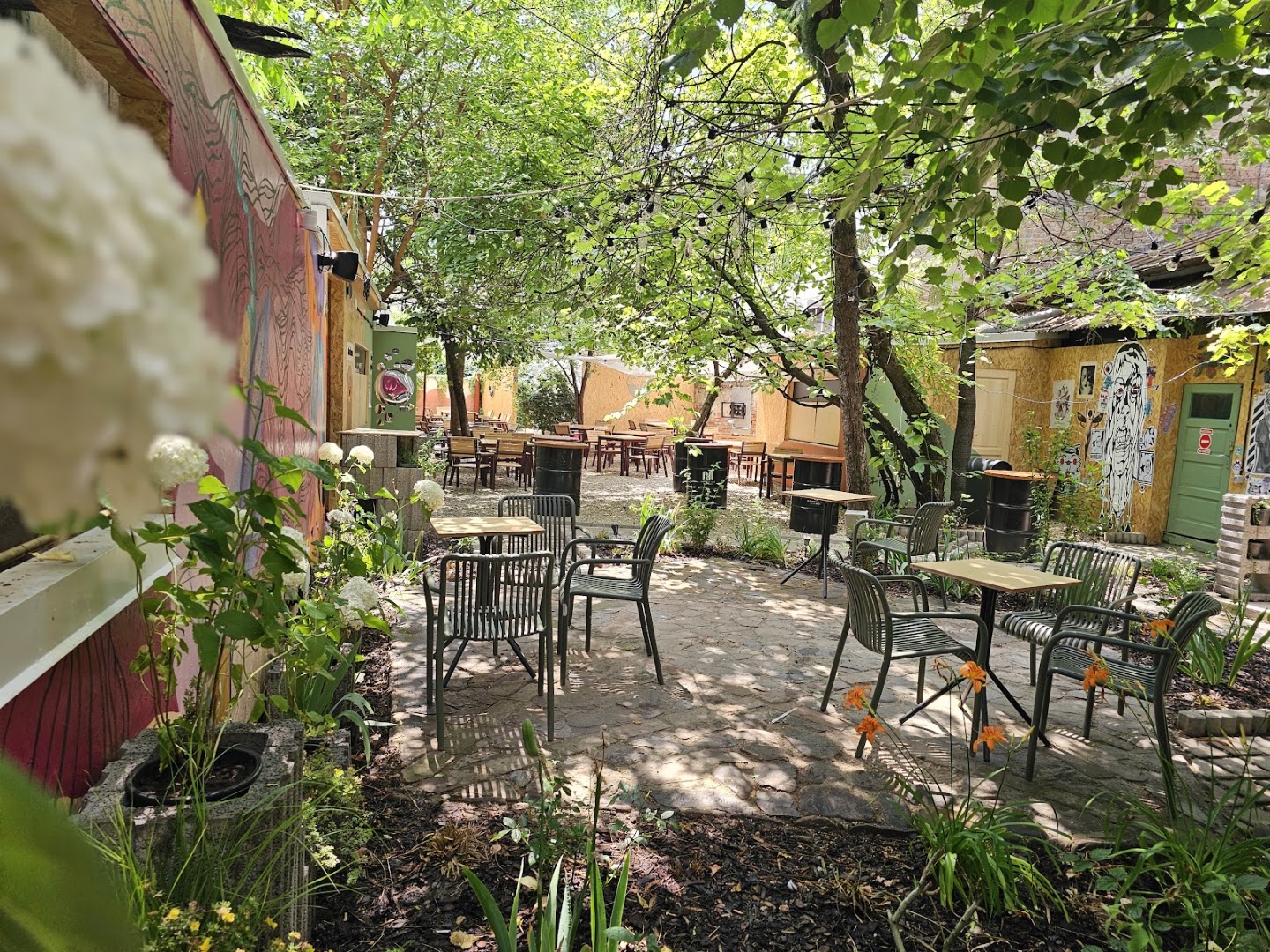 Sip Pop Up Garden: inviting and clear garden atmosphere