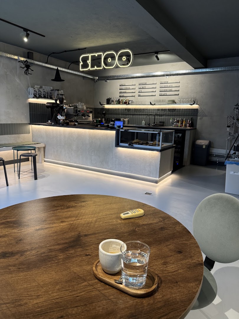 Snoo Coffee Space: clear, inviting interior atmosphere shot